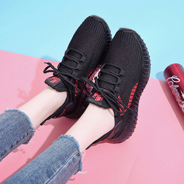 Elpojošas sieviešu kedas no tekstila ar plakanu zoli