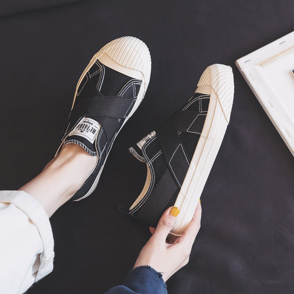 Νέο μοντέλο γυναικεία αθλητικά παπούτσια σε μπεζ και μαύρο χρώμα με επίπεδη σόλα