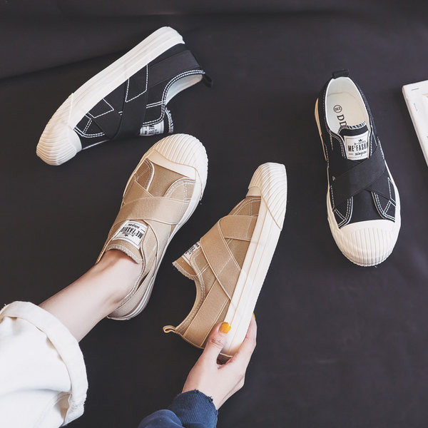 Νέο μοντέλο γυναικεία αθλητικά παπούτσια σε μπεζ και μαύρο χρώμα με επίπεδη σόλα