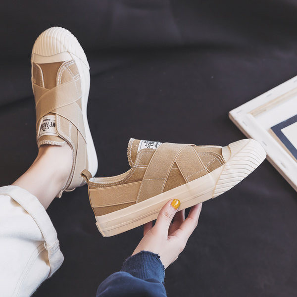 Νέο μοντέλο γυναικεία αθλητικά παπούτσια σε μπεζ και μαύρο χρώμα με επίπεδη σόλα