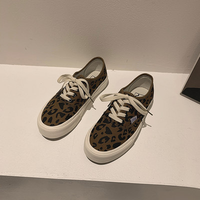 Γυναικεία αθλητικά παπούτσια με άνιμαλ εκτύπωση