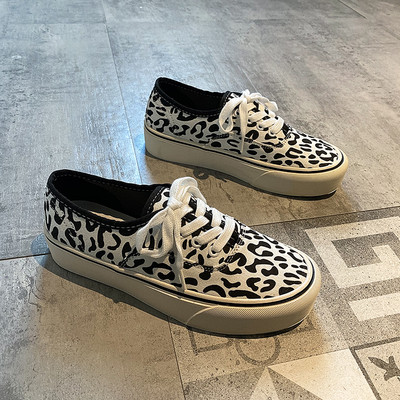 Γυναικεία αθλητικά παπούτσια με άνιμαλ εκτύπωση