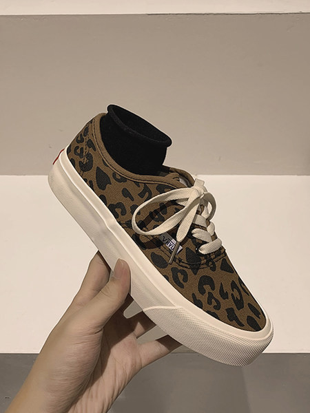 Γυναικεία αθλητικά παπούτσια με άνιμαλ εκτύπωση