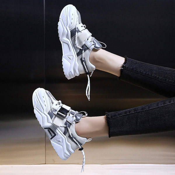 Modernas kedas ar saitēm un plastmasas aizdari