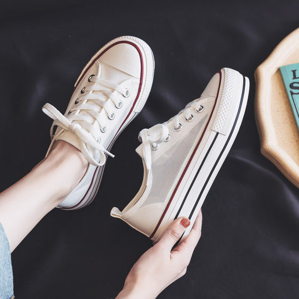 Γυναικεία μοντέρνα αθλητικά παπούτσια με πλέγμα και κορδόνια σε λευκό και μαύρο χρώμα