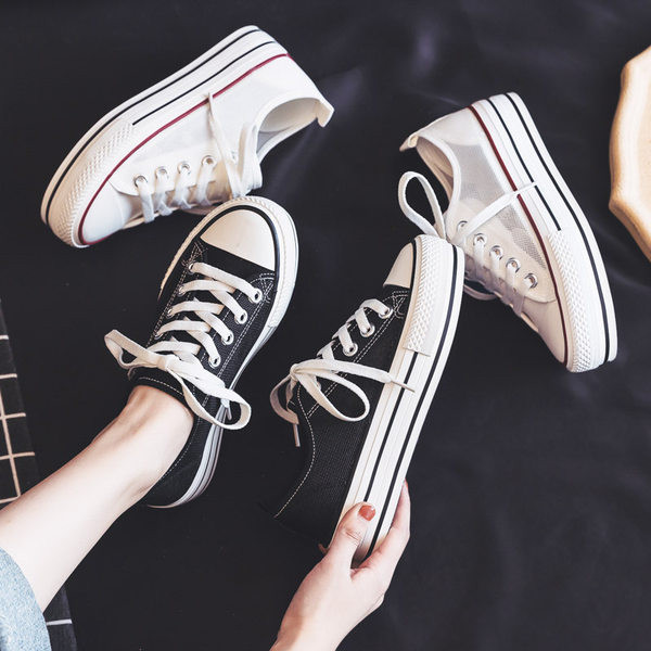 Γυναικεία μοντέρνα αθλητικά παπούτσια με πλέγμα και κορδόνια σε λευκό και μαύρο χρώμα