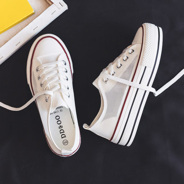 Γυναικεία μοντέρνα αθλητικά παπούτσια με πλέγμα και κορδόνια σε λευκό και μαύρο χρώμα