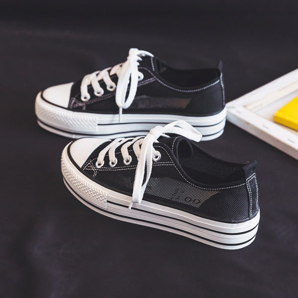 Γυναικεία μοντέρνα αθλητικά παπούτσια με πλέγμα και κορδόνια σε λευκό και μαύρο χρώμα