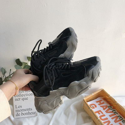 Jauns kedu modelis ar šņorēm un raupju zoli