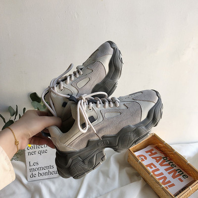 Jauns kedu modelis ar šņorēm un raupju zoli