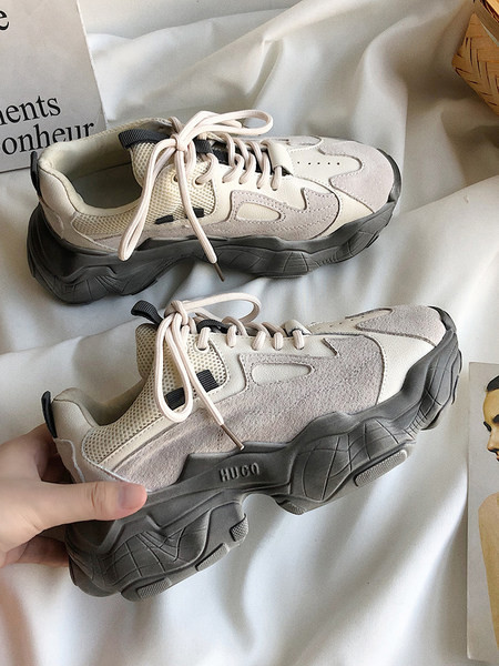 Jauns kedu modelis ar šņorēm un raupju zoli