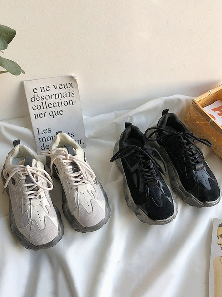 Jauns kedu modelis ar šņorēm un raupju zoli