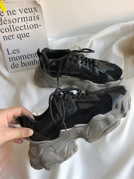 Jauns kedu modelis ar šņorēm un raupju zoli