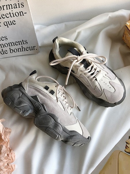 Jauns kedu modelis ar šņorēm un raupju zoli