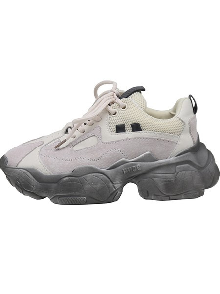 Jauns kedu modelis ar šņorēm un raupju zoli