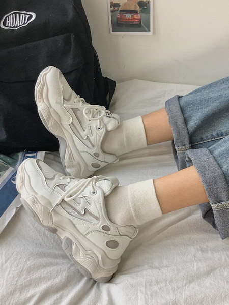 Adidași casual cu șireturi și talpă aspră