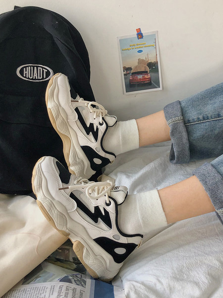 Adidași casual cu șireturi și talpă aspră