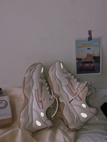 Adidași casual cu șireturi și talpă aspră