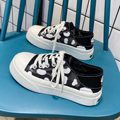 Jauns sieviešu kedu modelis ar rakstu un plakanu zoli - balta un melna