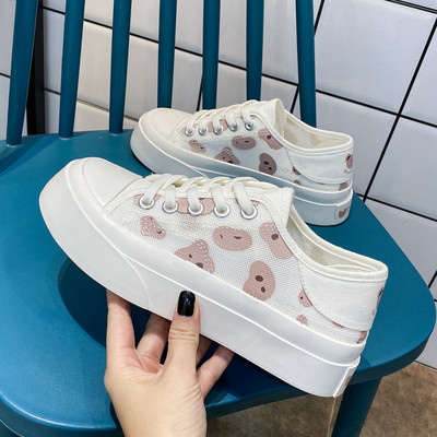 Jauns sieviešu kedu modelis ar rakstu un plakanu zoli - balta un melna