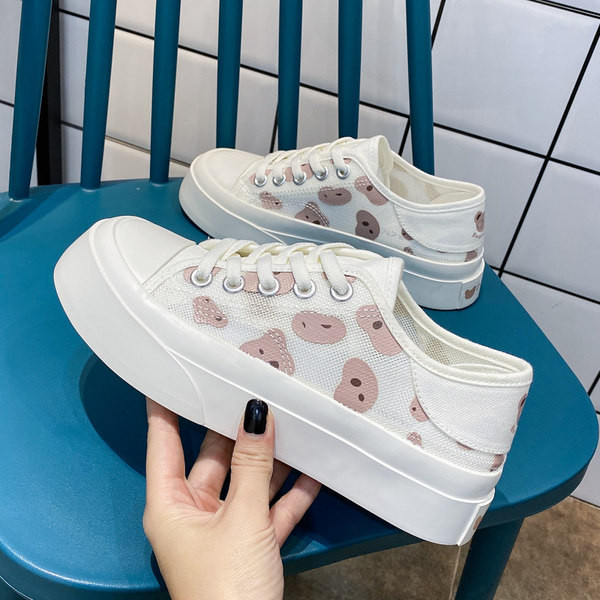 Jauns sieviešu kedu modelis ar rakstu un plakanu zoli - balta un melna