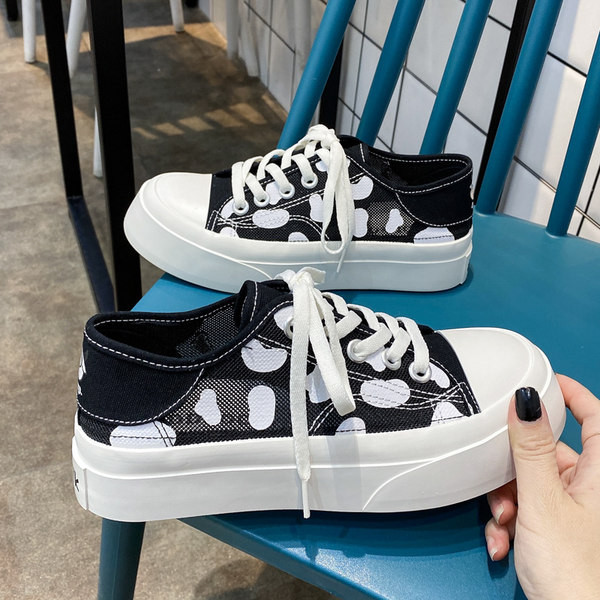 Jauns sieviešu kedu modelis ar rakstu un plakanu zoli - balta un melna