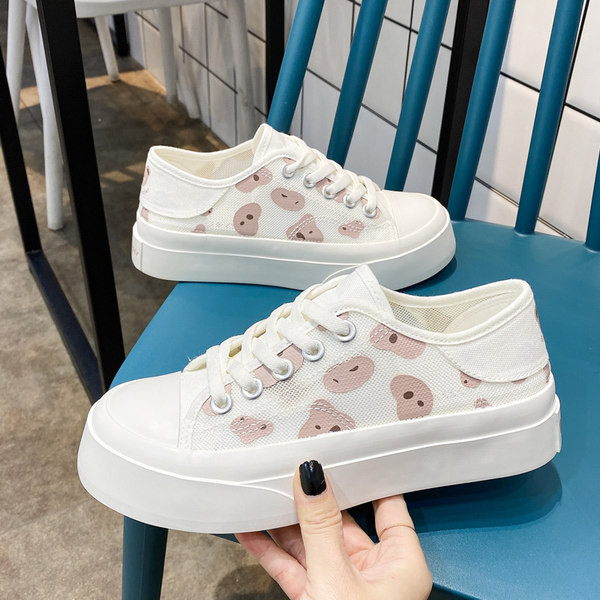 Jauns sieviešu kedu modelis ar rakstu un plakanu zoli - balta un melna