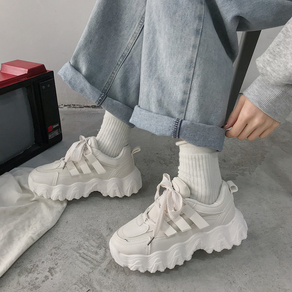 Jauns kedu modelis ar raupju zoli un šņorēm - divu krāsu