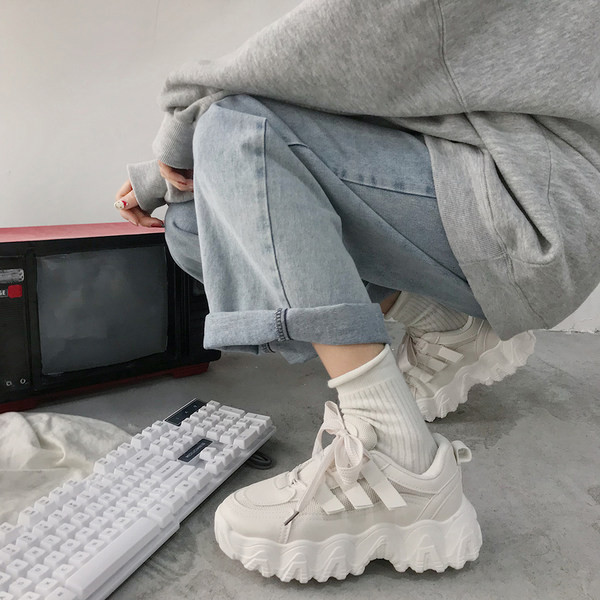 Jauns kedu modelis ar raupju zoli un šņorēm - divu krāsu