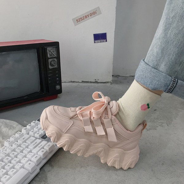 Jauns kedu modelis ar raupju zoli un šņorēm - divu krāsu