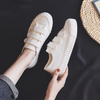 Jauns sieviešu kedu modelis ar uzlīmēm un plakanu zoli