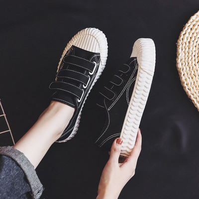 Jauns sieviešu kedu modelis ar uzlīmēm un plakanu zoli