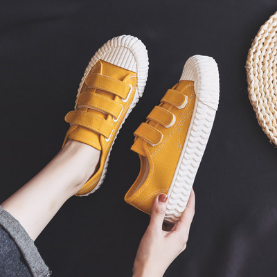 Jauns sieviešu kedu modelis ar uzlīmēm un plakanu zoli