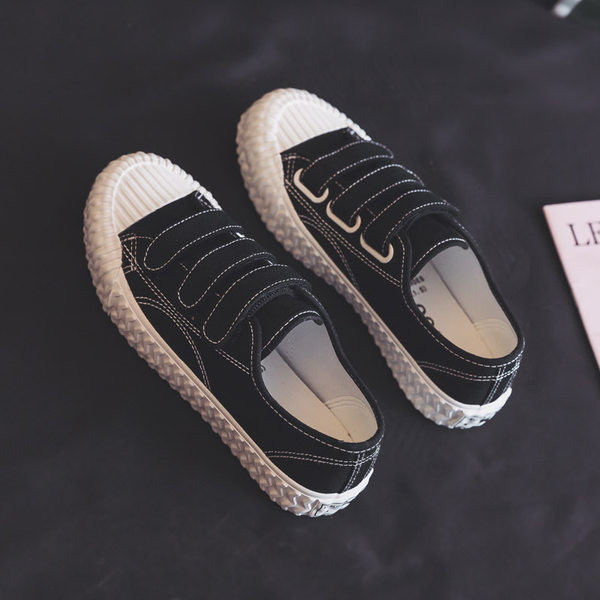 Jauns sieviešu kedu modelis ar uzlīmēm un plakanu zoli