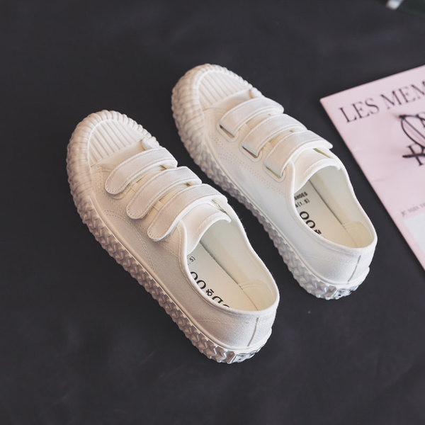 Jauns sieviešu kedu modelis ar uzlīmēm un plakanu zoli