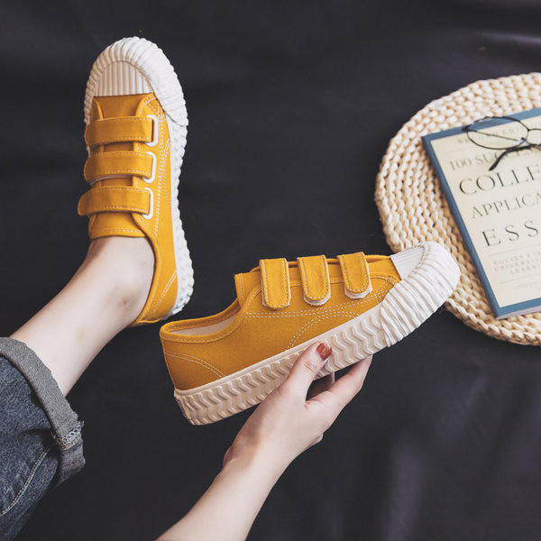 Jauns sieviešu kedu modelis ar uzlīmēm un plakanu zoli