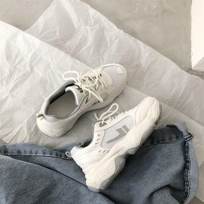 Sieviešu kedas ar sietu un augstu zoli - baltas