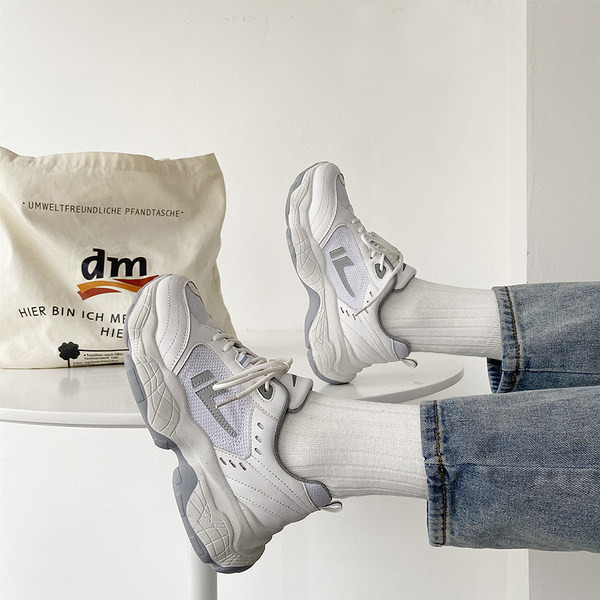 Sieviešu kedas ar sietu un augstu zoli - baltas