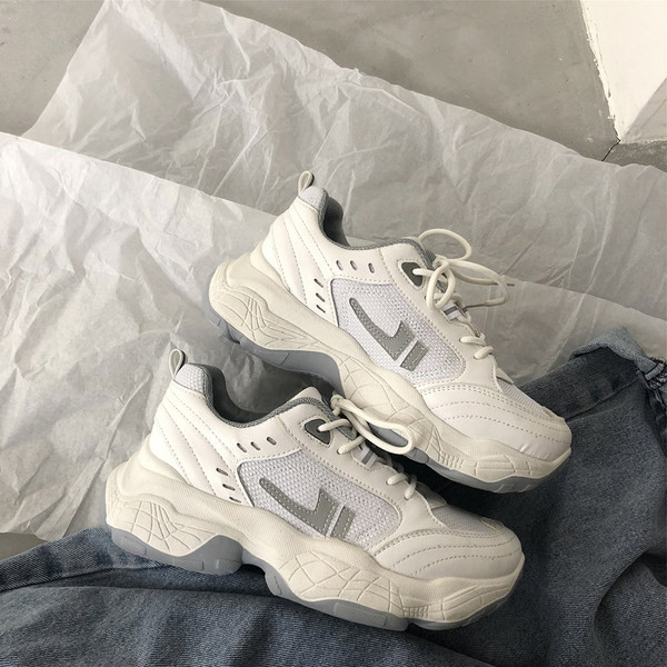 Sieviešu kedas ar sietu un augstu zoli - baltas