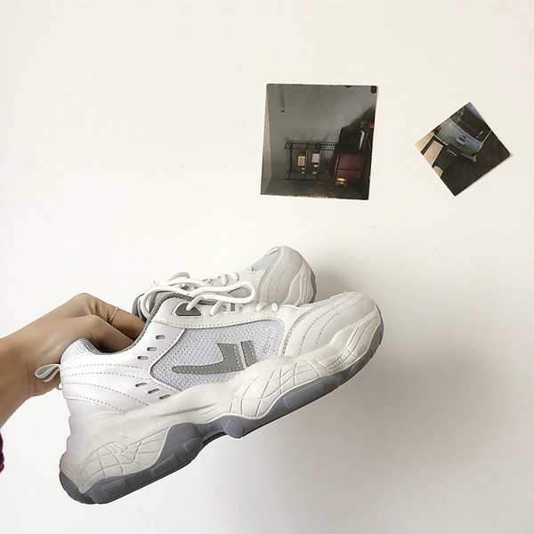 Sieviešu kedas ar sietu un augstu zoli - baltas