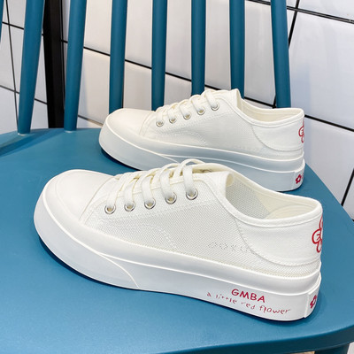 Ikdienas sieviešu kedas ar plakanām zolēm - baltas un melnas