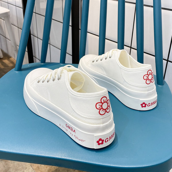 Ikdienas sieviešu kedas ar plakanām zolēm - baltas un melnas