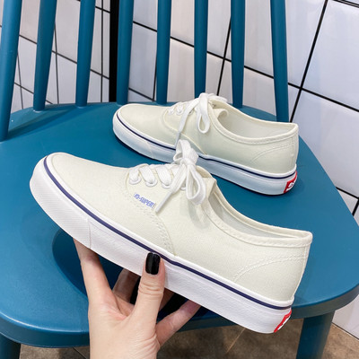 Ikdienas sieviešu kedas ar plakanām zolēm un šņorēm - vairākās krāsās