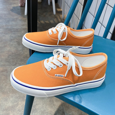 Ikdienas sieviešu kedas ar plakanām zolēm un šņorēm - vairākās krāsās