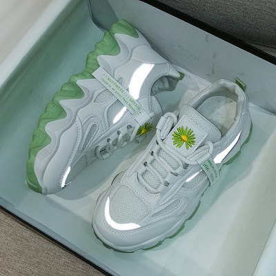 Tenisi moderni cu margarete brodate și elemente reflectorizante