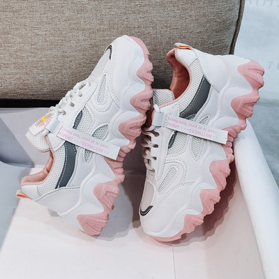 Tenisi moderni cu margarete brodate și elemente reflectorizante