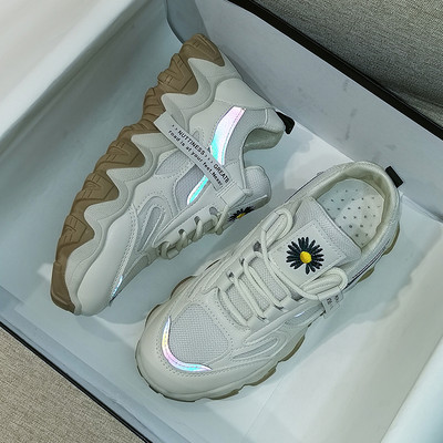 Tenisi moderni cu margarete brodate și elemente reflectorizante