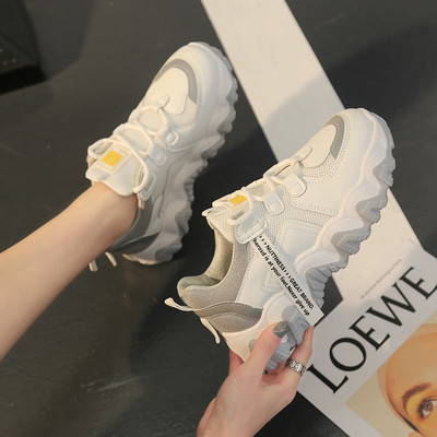 Tenisi moderni cu margarete brodate și elemente reflectorizante