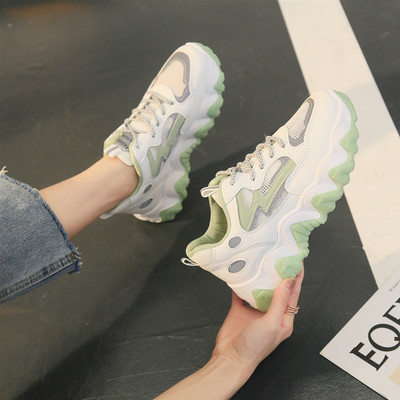 Tenisi moderni cu margarete brodate și elemente reflectorizante