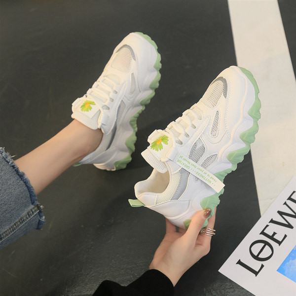 Tenisi moderni cu margarete brodate și elemente reflectorizante